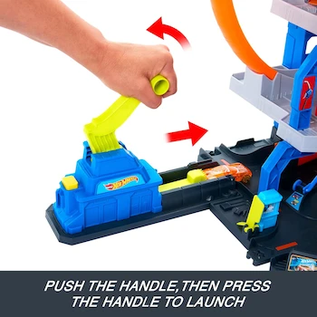 Imagen 3 de Hot Wheels City Mega Garage JBM74 Multicolor con Elevador, Pista de Tres Niveles y Helicóptero, Capacidad para 36 Autos 1:64, Incluye 1 Auto Die-Cast y 1 Helicóptero Plástico, Serie Hot Wheels City, para Niños +4 Años, Dimensiones 13.3 x 55.9 x 33 cm