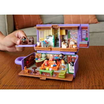 Imagen 2 de Polly Pocket Friends Compact Playset Coleccionable Taza de Café Central Perk con 6 Micro Muñecas Personajes y 9 Accesorios Serie Partnership Modelo HKV74