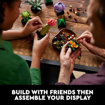 Imagen 2 de LEGO Icons Botanical Collection Set Succulents 10309 para Adultos - 771 Piezas Multicolor, 9 Plantas Suculentas de Exhibición, Tamaño: 13 cm Alto x 18 cm Ancho x 12 cm Profundo