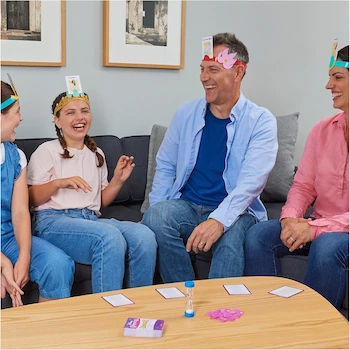 Imagen 2 de Spin Master Hedbanz Princesas Disney, Juego de Mesa de Adivinanza Serie Disney Princess para 2-4 Jugadores Niños a Partir de 6 Años, Modelo UPC 778988397008, 68 Cartas de Personajes, 4 Diademas Temáticas