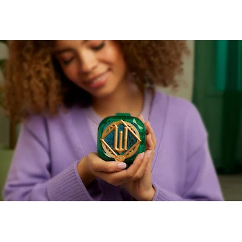 Imagen 2 de Wicked Polly Pocket Collector Set de Colección Compacto JFV04, 3 Muñecas Micro (Glinda, Elphaba, Mago), 2 Accesorios Temáticos, Inspirado en Shiz y Ciudad Esmeralda, Multicolor, para 4+ Años, Escala 1:12