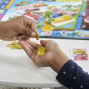 Imagen 5 de Hasbro Gaming Monopoly Junior Super Mario - Juego de Mesa Edición Especial, Modelo F4817, ASIN B09D44P9HK, para 2-4 Jugadores desde 5 Años, Incluye 1 Tablero, 2 Dados, 4 Tokens de Personaje, 4 Tarjetas de Personaje, Accesorios e Instructivo en Español