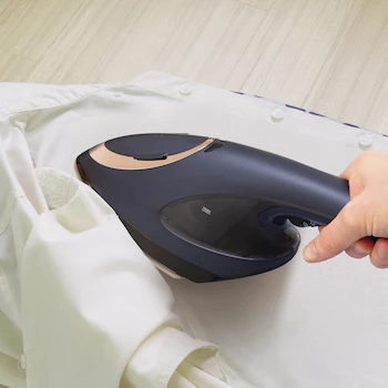 Imagen 2 de Black+Decker Plancha y Vaporizador Vertical 2 en 1, Modelo HGS500-LA, Color Azul Marino, Tanque 170 ml