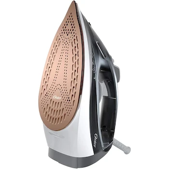 Imagen 2 de Oster Plancha de Vapor con Suela Grande de Cerámica, Color Blanco y Negro, Modelo GCSTEP2501-013, Capacidad del Tanque 300 ml, Dimensiones 31.75 x 13.97 x 15.99 cm, Peso 1 kg