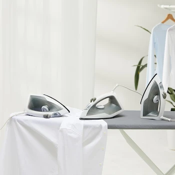 Imagen 2 de Amazon Basics Plancha de Vapor de 1200 W y 25,4 cm, con Suela de Teflón Antiadherente, Depósito de Agua de 150 ml, Cable de 1,98 m, Gris, Modelo B08CHGKHYG