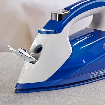 Imagen 5 de BLACK+DECKER Plancha de Vapor Light 'N Easy, Modelo IR1866, Color Azul