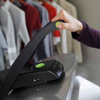 Imagen 2 de Steamfast SF-680 Deluxe Digital Fabric Steam Press Plancha Digital a Vapor en Acero Inoxidable Negro Superficie 25x10.5 pulgadas Tanque 10 oz