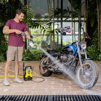 Imagen 2 de Hidrolavadora Kärcher K Práctica Black, Modelo Práctica Black / 1-994-388.0, Serie Práctica, Color Amarillo, Dimensiones 400x210x200 mm, Peso 4 kg, Caudal de Agua 300 L/h, Longitud de Manguera 3 m, Longitud de Cable 5 m, Voltaje 110-127 V