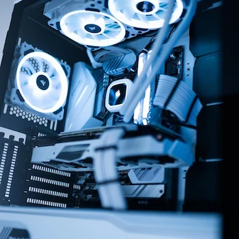 Imagen 3 de Ren Tech PC Escritorio Gamer Blanca Ryzen 7 5700 RTX 4060 Ti o 5060 Enfriamiento Líquido 64GB RAM 1TB NVME SSD Computadora Gamer