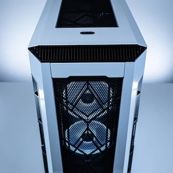 Imagen 5 de Ren Tech PC Escritorio Gamer Blanca Ryzen 7 5700 RTX 4060 Ti o 5060 Enfriamiento Líquido 64GB RAM 1TB NVME SSD Computadora Gamer