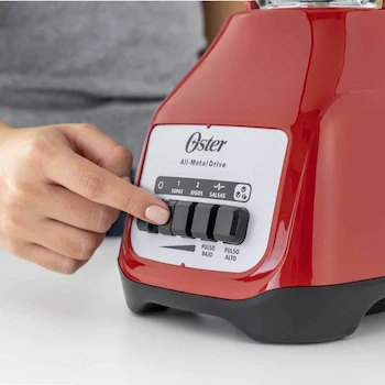 Imagen 2 de Oster Licuadora BLSTKAGRPB con Vaso de Vidrio 1.5 Litros, 2 Velocidades Más Pulso, Color Rojo