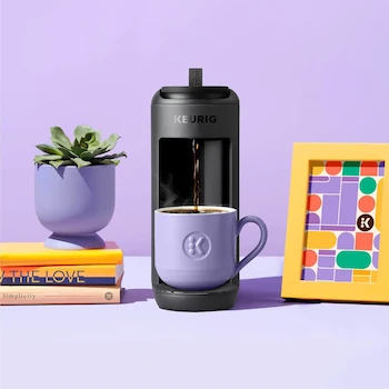 Imagen 2 de Keurig K-Mini Mate - Cafetera para Cápsulas, Color Negro, Modelo 611247405772, Serie K-Mini Mate, Capacidad 12 Onzas de Líquido, Dimensiones 23.72 x 10.01 x 24.03 cm, Peso 1.77 kg