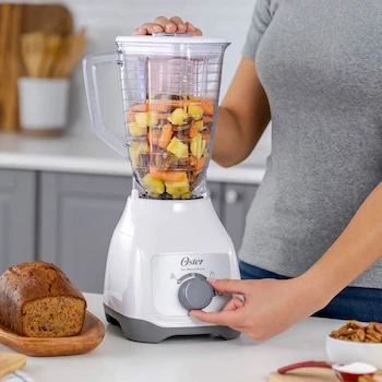 Imagen 2 de Oster® Licuadora con Vaso de Plástico de 1.25 L y Control de Perilla Modelo BLSTKAP-WRD-013 Color Blanco