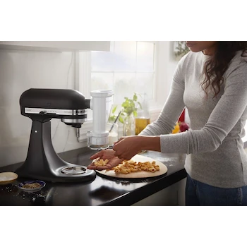 Imagen 2 de KitchenAid KSMPEXTA Gourmet Pasta Press Attachment with 6 Interchangeable Pasta Plates for Stand Mixers, Acero Inoxidable, Dimensiones 14.5L x 12.2An x 21.3Alt cm, Peso 2.7 Libras