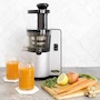 Miniatura de Omega VSJ843QS Extractor de Jugos Vertical Cuadrado Masticador de Baja Velocidad, Color Cromado/Plata y Negro, Modelo VSJ843QS, Serie VSJ, Dimensiones 17.8 cm Ancho x 21.6 cm Profundo x 39.4 cm Alto, Peso 5.2 kg