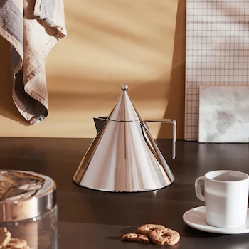 Imagen 2 de Alessi Il Conico 90017 - Hervidor de Agua con Asa, Acero Inoxidable 18/10 Pulido Espejo, Capacidad 2 Litros, Diseño Aldo Rossi