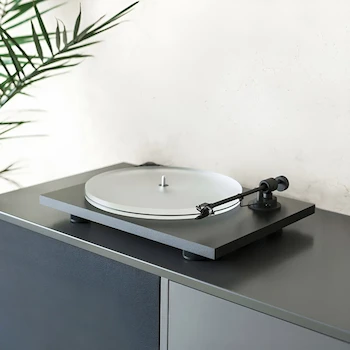 Imagen de referencia para Pro-Ject Audio Systems Primary E Phono PRIMARY-B Tornamesa Plug&Play, Línea Entrada, Color Negro, Dimensiones 42 cm Alto x 11.2 cm Ancho x 33 cm Profundidad, Peso 4 kg