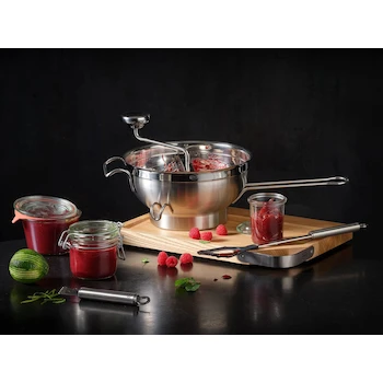 Imagen 4 de Rösle Stainless Steel Food Mill with Handle and 2 Grinding Disc Sieves (Modelo 16252) - Acero Inoxidable, Plata, Diámetro 9.4 pulgadas / 24 cm, Capacidad Aprox. 2.3 cuartos