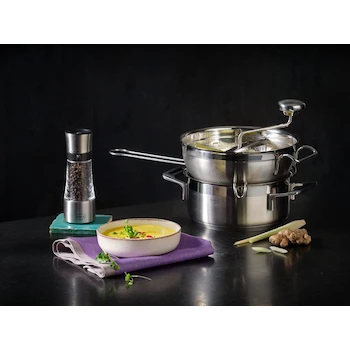 Imagen 5 de Rösle Stainless Steel Food Mill with Handle and 2 Grinding Disc Sieves (Modelo 16252) - Acero Inoxidable, Plata, Diámetro 9.4 pulgadas / 24 cm, Capacidad Aprox. 2.3 cuartos