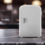Miniatura de Hukën Mini Refrigerador Portátil Compacto Skin-Care Blanco, Modelo HU-F-4WHITE, Línea Frigobar, Capacidad 4L, Dimensiones 18.5 cm ancho x 24.5 cm profundidad x 26 cm alto