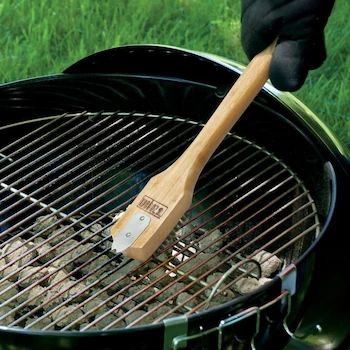 Imagen 4 de Weber 6464 Cepillo para Parrilla de Bambú 18 Pulgadas (45.72 cm) con Mango de Bambú y Cerdas de Acero Inoxidable