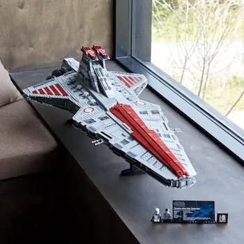 Imagen 3 de LEGO Star Wars UCS 75367 Crucero de Ataque Clase Venator de la República 5374 Piezas